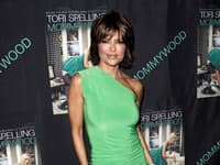 Lisa Rinna: Jablková zelená v asymetrickom strihu.