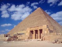 Pyramída vždy vzbudzovala úžas a zároveň pochybnosti, či je vôbec dielom ľudských rúk.  