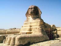Pyramídy stráži najznámejšia egyptská socha – Sfinga. Predstavuje kolosálnu sochu ležiaceho leva s hlavou muža.