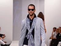 Nedbalá elegancia: Trendové modré topánky s bielymi nohavicami a sako so šálom.