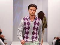 Slušný chlapec: Sveter so vzorom, bledé nohavice a elegantné topánky.