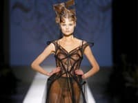 Model z Gaultierovej prehliadky haute couture.