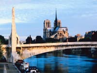 Paríž je jedno z najromantickejších miest sveta. Nájdete tu mnoho očarujúcich pamiatok a pôsobivých miest.