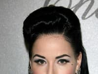 Dita Von Teese nerada zapadá do priemeru. K priemerným nepatria ani jej obľúbené šperky z perál. 
