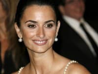 Penelope Cruz ako kráľovná perál. 