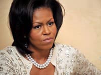 Poznávacou značkou manželky amerického prezidenta Michelle Obamovej je perlový náhrdelník.  