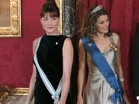 Prvá dáma Francúzska Carla Bruni a manželka španielskeho korunného princa Letizia predviedli v Madride svoju krásu. 