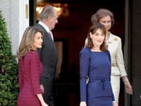 Carla Bruni v kobaltovo modrej od Christiana Diora. Princezná Letizia v bordových šatách od španielskeho návrhára Felipeho Varelu.
