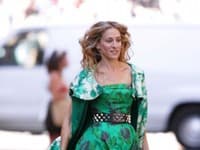Herečka Sarah Jessica Parker s kabelkou v tvare Eiffelovej veže.