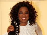 Moderátorka Oprah Winfrey s vejárovou kabelkou.