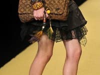 Louis Vuitton model s tmavomodrou haďou potlačou a zaujímavými detailmi.