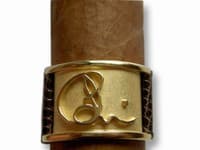 Elegantný prúžok na cigaru so zlatom.