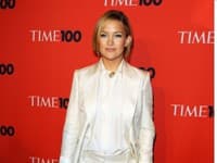 Dandy štýl nemusí byť zásadne len v čiernej, dôkazom je herečka Kate Hudson v bielom obleku.