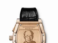 Portér projektanta Kurta Klausa na zadnej strane hodiniek IWC.