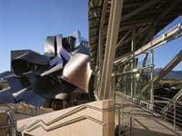 Architektúra Hotelia Marques de Riscal priťahuje pozornosť turistov celého sveta. 