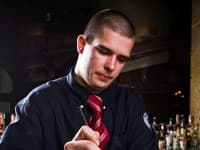 Trojité pridávanie alkoholu a miešanie v rozmedzí 5-7 minút je tajomstvom starého drinku Old Fashion.