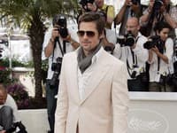 Brad Pitt prišiel ako vždy štýlovo zladený.