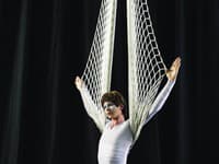 CIRQUE DU SOLEIL. Lietajúci Icarus, postava inšpirovaná gréckou mytológiou. 