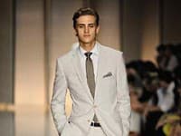 Miesto sýtej bielej sa dá na leto zvoliť aj bledý odtieň obleku, kolekcia Hugo Boss.