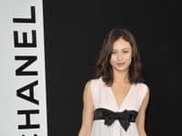 Bondovo dievča Olga Kurylenko v čierno-bielej od Chanel.
