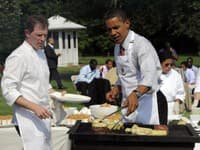 Prezident Barack Obama pri grilovaní v Bielom dome.