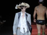 Kolekcia z dielne Vivienne Westwood na Milánskom týždni pánskej módy.