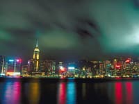 Nočná panoráma Hongkongu.
