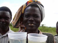 Humanitárny projekt Children´s Safe Drinking Water/P&G distribuuje do postihnutých oblastí špeciálne balíčky PUR. Jeden balíček vyčistí až 10 litrov vody. 