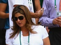 Tehotná Mirka Federer na Wimbledone v bielom oblečení.