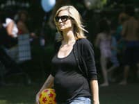 Heidi Klum pri hre so svojími deťmi vo voľných rifliach a pohodlnom tričku.