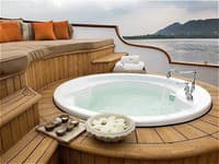 Jiva Spa uprostred jazera.
