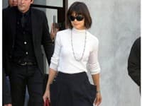 Herečka Katie Holmes s čevenou XXL taškou Birkin od Hermés.