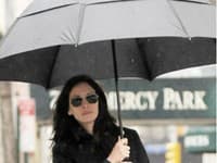 Herečka Julia Roberts so zelenou kabelkou Birkin od Hermésa.