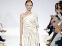 Prehliadka svadobných šiat počas týždňa Haute Couture 2009/2010 v Paríži.