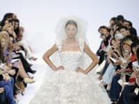 Prehliadka svadobných šiat počas týždňa Haute Couture 2009/2010 v Paríži.