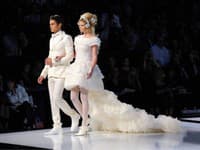 Prehliadka svadobných šiat počas týždňa Haute Couture 2009/2010 v Paríži.