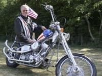 Americký herec Peter Fonda na replike choppera z filmu Easy Rider z roku 1968.