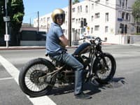 Brat Pitt v uliciach Los Angeles na jeho motorke Indian Larry.