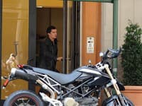 Herec Orlando Bloom kráča k svojej motorke Ducati v uliciach New Yorku.