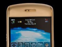Zlaté prevedenie BlackBerry telefónu.