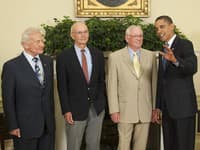 Posádka Apolla 11 pri príležitosti 40. výročia letu na Mesiac v Oválnej pracovni amerického prezidenta Baracka Obamu: N. Armstrong, M. Collins a E.B.Aldrin(zprava).