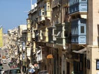 Typické maltézske balkóny v uliciach hlavného mesta Valetta na Malte.