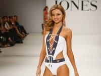 Austrálska topmodelka Miranda Kerr počas prehliadky k jarnej a letnej kolekcii v Sydney.