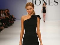 Austrálska topmodelka Miranda Kerr počas prehliadky k jarnej a letnej kolekcii v Sydney.