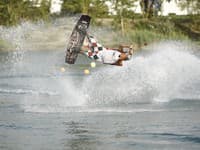 Skúsení wakeboarderi bývajú často vo vzduchu.