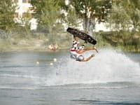 Skúsení wakeboarderi bývajú často vo vzduchu.