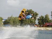 Skúsení wakeboarderi bývajú často vo vzduchu.