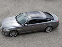 Jaguar XJ s panoramatickou sklenenou strechou.