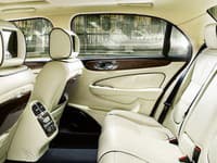 Jaguar XJ ponúka rozmery a pohodlie luxusných limuzín. 