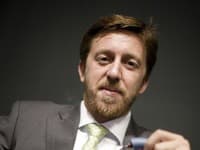 Matteo Alessi, riaditeľ pre obchod, marketing a medzinárodný rozvoj s kanvicou 9093.